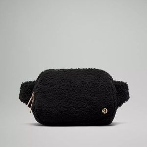 LULULEMON Everywhere Belt Bag Large 2L Fleece,Black/Gold, NWT+FREE shopping Bag